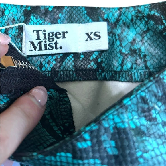 Tiger Mist Faux Snakeskin Mini Skirt Size XS NEW Blue Snake - Picture 8 of 8